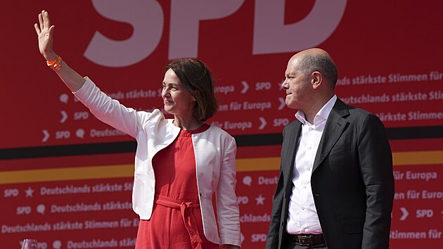 N�meck� kancl�� Olaf Scholz a vedouc� kandid�tka Katarina Barleyov� m�vaj� sv�m p��znivc�m b�hem z�v�re�n�ho m�tinku kampan� n�meck�ch soci�ln�ch demokrat� (SPD) pro volby do Evropsk�ho parlamentu. (8. �ervna 2024)