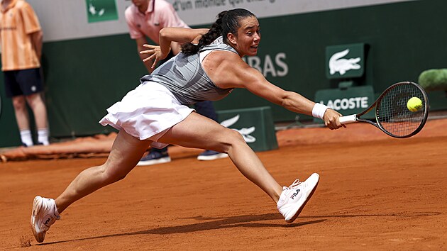 Tereza Valentov� se natahuje po m��i ve fin�le dvouhry juniorek Roland Garros.