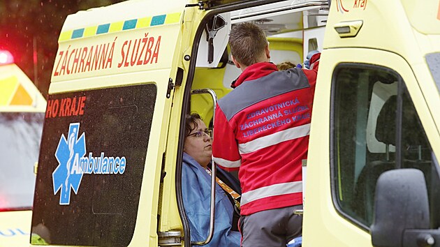 Blesk v Liberci zranil v�ce ne� deset lid�, v z�meck�m parku ude�il do zem�. (2. �ervna 2024)