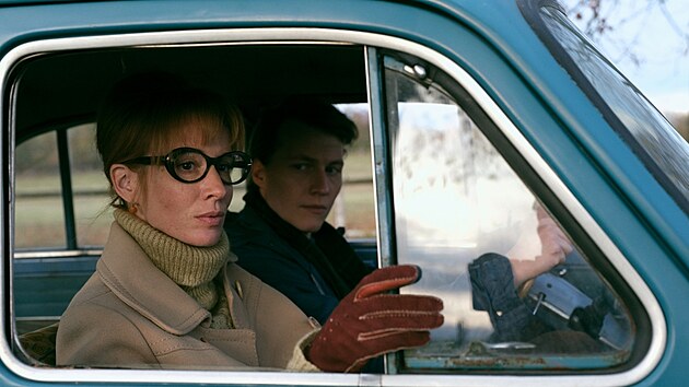 Tatiana Pauhoufov� a Vojt�ch Vodochodsk� ve filmu Vlny