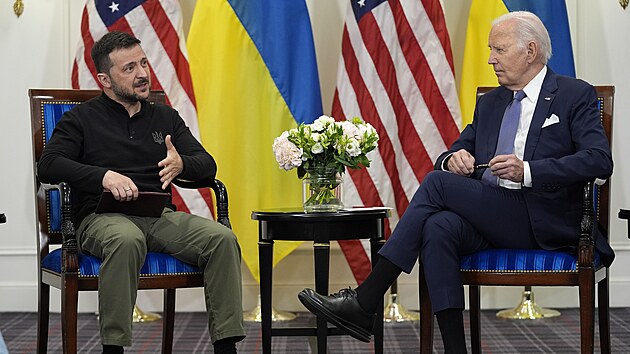 Americk prezident Joe Biden na setkn s ukrajinskm prezidentem Volodymyrem...