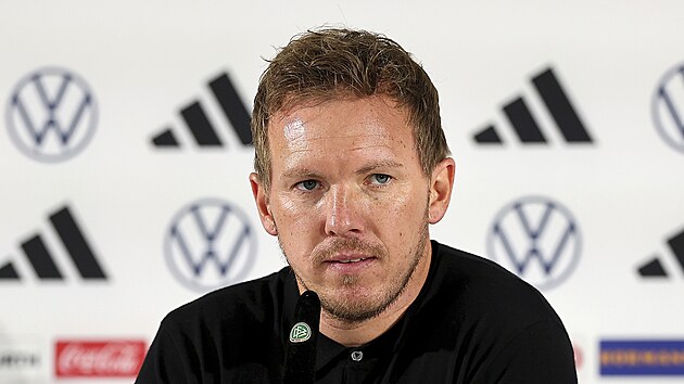 Trenr nmeckch fotbalist Julian Nagelsmann na tiskov konferenci.