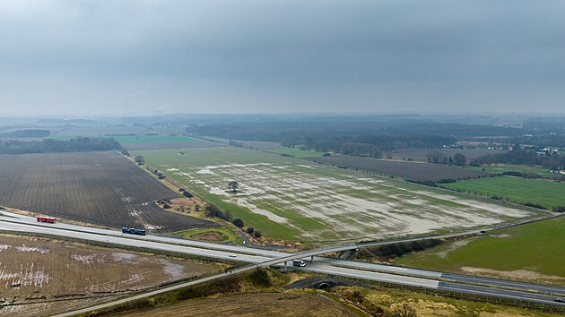 Plocha, nyn pole, kde by mla v katastru Doln Lutyn na Karvinsku stt gigafactory. (8. ervna 2024)