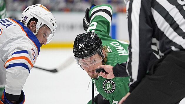 Sam Carrick (vlevo) a z Edmontonu a Roope Hintz z Dallasu se sousted na...