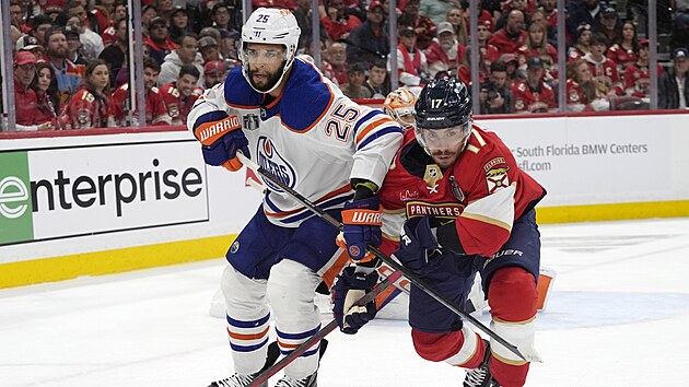 Darnell Nurse (vlevo) z Edmontonu a Evan Rodrigues z Floridy se petlauj ped...