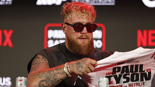 Youtuber a boxer Jake Paul p�zuje s propaga�n�m trikem b�hem p�edz�pasov�...
