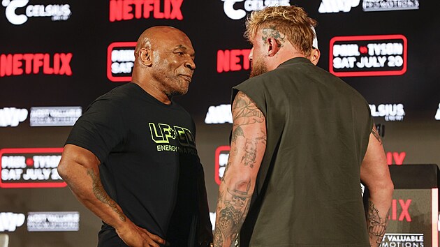 Mike Tyson a Jake Paul b�hem tiskov� konference p�ed sv�m boxersk�m z�pasem.