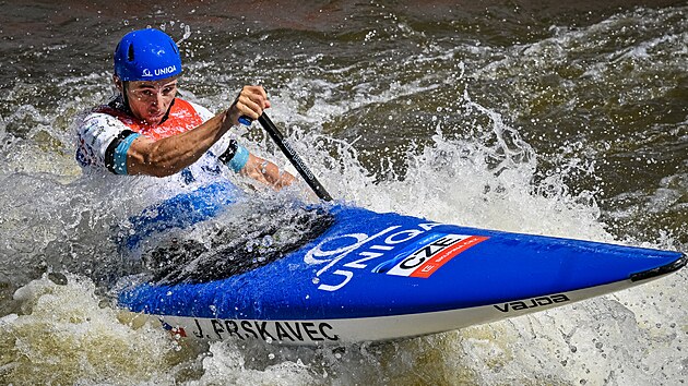 Vodn slalom Ji Prskavec jede zvod kanoist na Svtovm pohru v Praze.