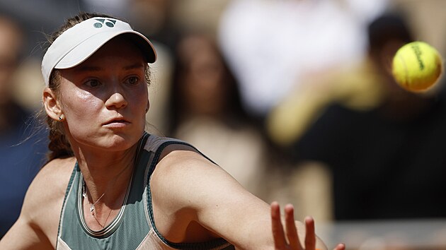 Jelena Rybakinov z Kazachstnu se napahuje k deru v osmifinle Roland Garros.