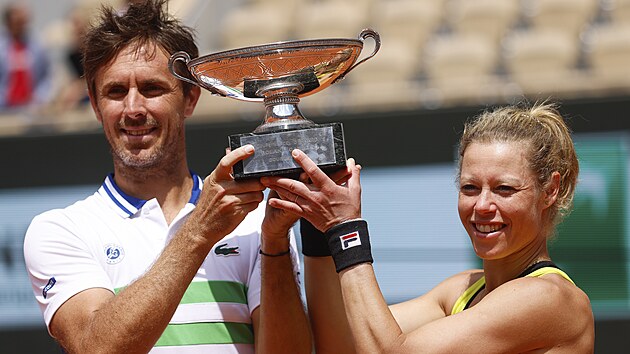 Nmka Laura Siegemundov a Francouz Edouard Roger-Vasselin pzuj s trofej po...