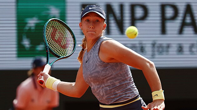 Ruska Mirra Andrejevov se napahuje k deru bhem semifinle Roland Garros.