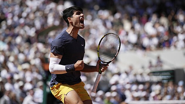 Carlos Alcaraz se raduje ze zisku druhé sady v semifinále Roland Garros.