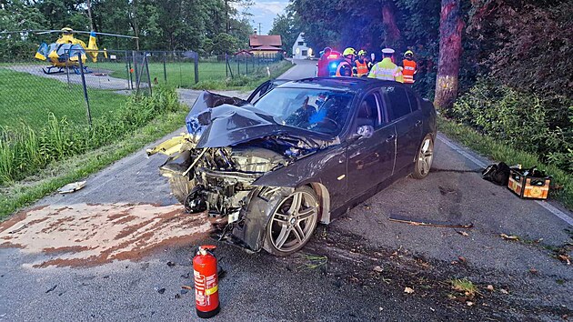 idi BMW narazil na okraji Tebon do stromu.