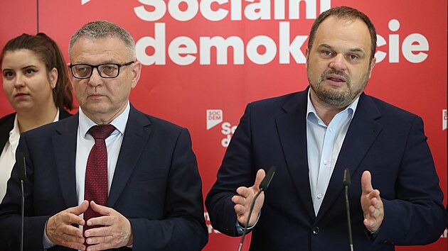 Volebn� l�dr SOCDEM Lubom�r Zaor�lek a p�edseda SOCDEM Michal �marda na p�edvolebn� tiskov� konferenci