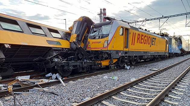 V Pardubicích se srazil nákladní vlak s rychlíkem, tyi lidé nehodu nepeili....