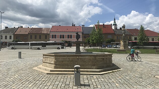 Jindy poklidn�m Jev��kem ot��sla vra�da �eny, kterou pobodal mu� na autobusov� zast�vce.