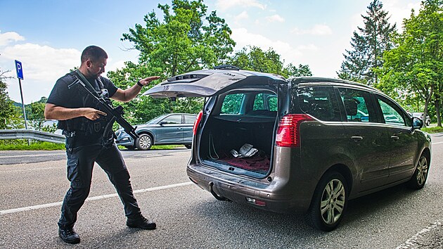 Destky jihomoravskch policist se podlej na ptrac akci v okol Brnnsk pehrady. V ternu mme vekerou dostupnou techniku vetn dron a tykolek. Nasazen je speciln podkov i zsahov jednotka. Tern proptrvaj i policist na konch. (5. ervna 2024)