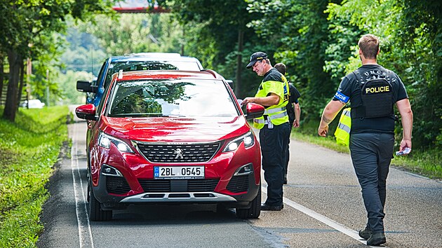 Destky jihomoravskch policist se podlej na ptrac akci v okol Brnnsk pehrady. V ternu mme vekerou dostupnou techniku vetn dron a tykolek. Nasazen je speciln podkov i zsahov jednotka. Tern proptrvaj i policist na konch. (5. ervna 2024)