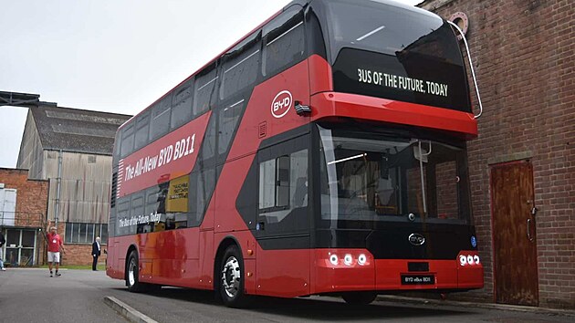 Pozd BYDa honit. Poddan Jeho Velienstva i turist budou v centru Londna vyuvat vysplou nskou elektromobiln techniku. Nov doubledeckery budou od nsk znaky BYD. Nahrad tak model New Routemaster od irsk spolenosti Wrightbus, ktermu se pezdv Boris bus s odkazem na bvalho premira Borise Johnsona, jen jeho pouvn podporoval v dob, kdy byl starostou hlavnho msta. Dieselov hybrid m z londnskch ulic zcela zmizet kvli elektrifikaci vozovho parku nejpozdji do roku 2030. Ostatn na mnoha tamnch linkch ji jezd vce ne 1 500 elektrickch autobus BYDAlexander Dennis. 