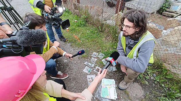 imon Kochan z jihlavsk poboky spolenosti Archaia Brno seznmil novine s nlezy a zjitnmi, kter archeologov v bouranm dom objevili.