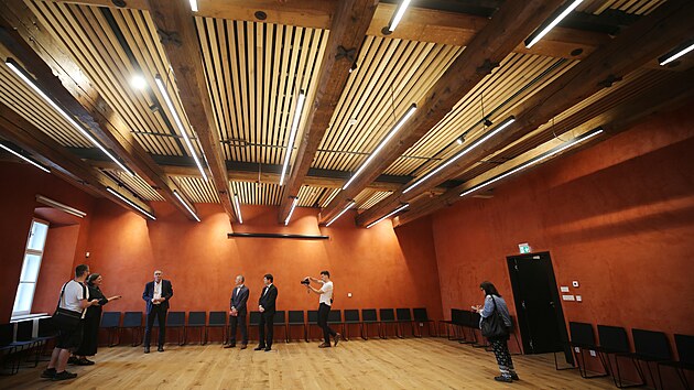 Originln strop v Havlkov sle. Masvn trmy ze 17. stolet chtl architekt piznat. Akustick podhledy tak byly umstny a nad n. Prv tento sl si ke svmu vjezdnmu zasedn na 19. ervna vybrala Vlda esk republiky.