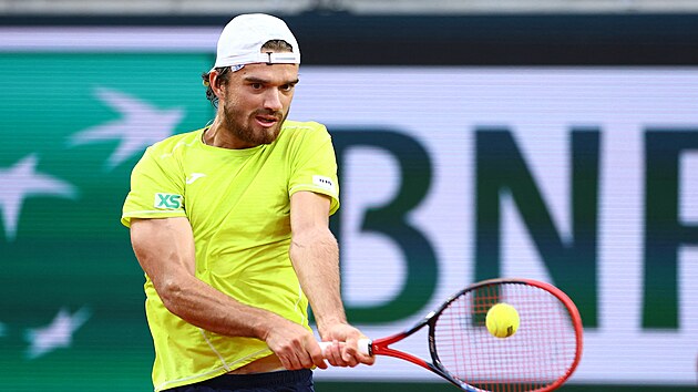 �esk� tenista Tom� Mach�� odehr�v� bekhend ve t�et�m kole Roland Garros.