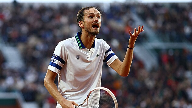 Nespokojen� Daniil Medved�v ve t�et�m kole Roland Garros.