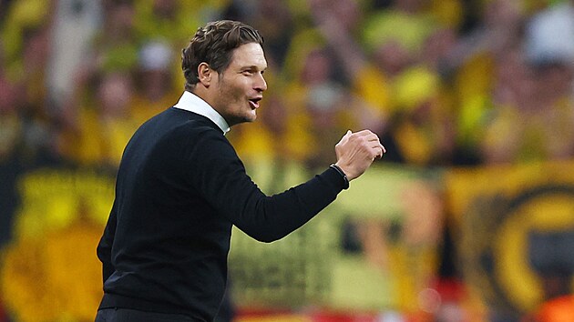 Trenér Dortmundu Edin Terzic reaguje na dní v zápase.