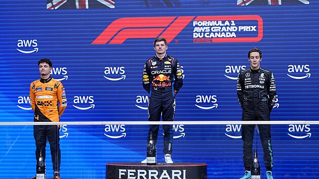 Zleva Lando Norris, Max Verstappen a George Russel na stupn�ch v�t�z�.