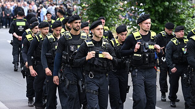 Desítky policist� se ú�astnily smute�ního pochodu za zabitého strá�níka Rouvena...
