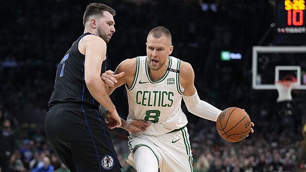 Kristaps Porzingis (vpravo) z Bostonu brnn Lukou Doniem z Dallasu.