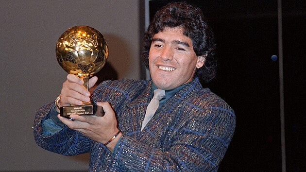 Diego Maradona se Zlatým míem.