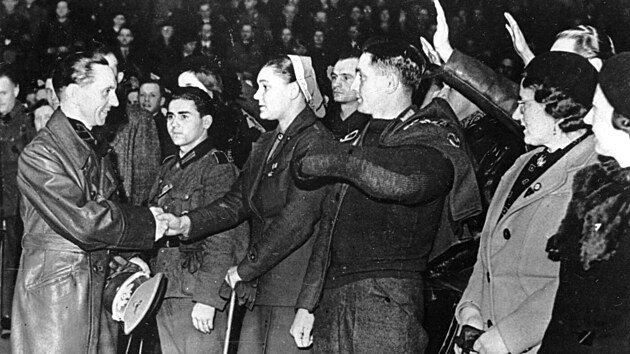 Joseph Goebbels podvajc si ruku se zrannmi vojky a zrannou zdravotn...