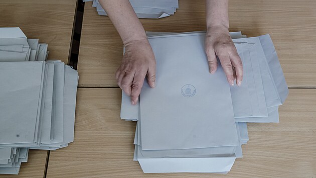 Na základní �kole Na Balabence s�ítají volební lístky. (8. �ervna 2024)