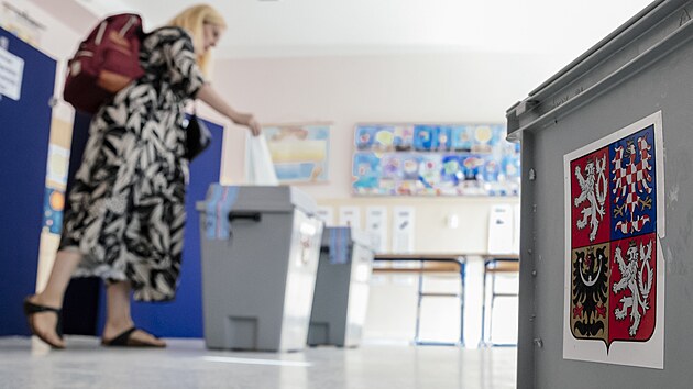 Na základní �kole Na Balabence s�ítají volební lístky. (8. �ervna 2024)