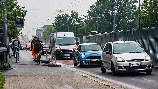 Chodci a cyklist mus dodrovat pravidla silninho provozu.