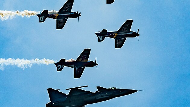 tyi letadla Flying Bulls Aerobatic Team zahajovala spolu s gripenem ptihodinov program 32. Aviatick pouti.