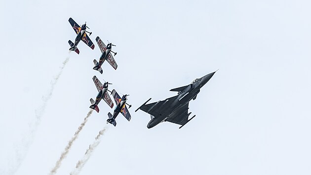 tyi letadla Flying Bulls Aerobatic Team zahajovala spolu s gripenem ptihodinov program 32. Aviatick pouti.