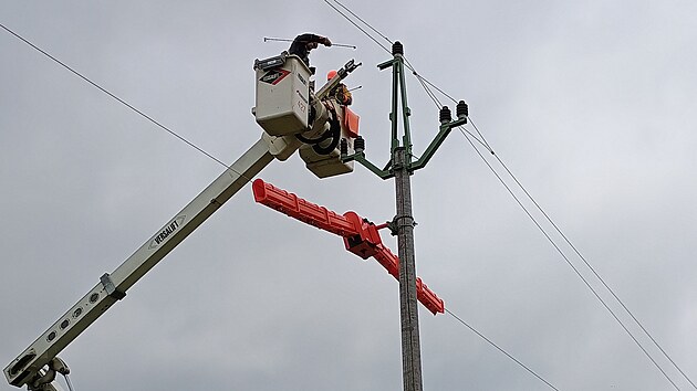 Prci na elektrickm veden pod vysokm naptm mohou technici trnovat v novm zkuebnm polygonu u Touimi na Karlovarsku. (4. ervna 2024)