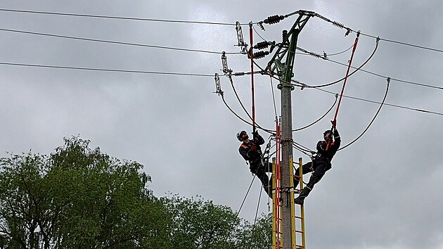 Prci na elektrickm veden pod vysokm naptm mohou technici trnovat v novm zkuebnm polygonu u Touimi na Karlovarsku. (4. ervna 2024)