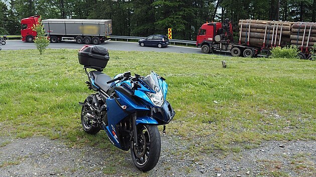 Pi steden nehod motork na silnici pes ervenohorsk sedlo v zatce nezvldl jzdu a narazil do svodidel. (5. ervna 2024)
