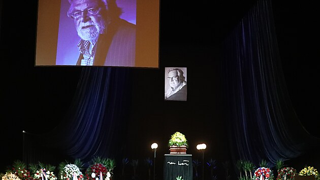 Okolo rakve se zesnulm Janem Kaerem je rozmstna dlouh ada vnc (5. ervna 2024).