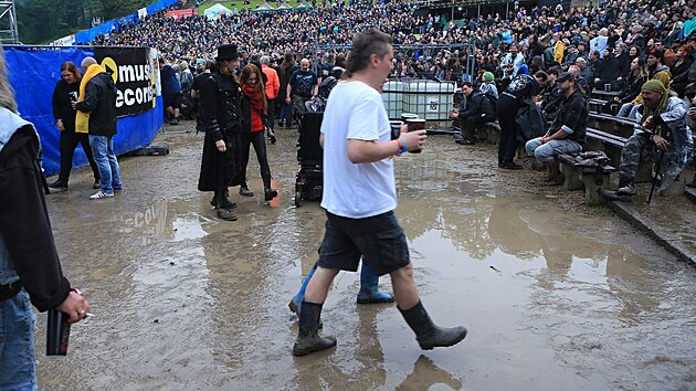 Tinct ronk Metalfestu v Plzni. Ani jemu se nevyhnuly vydatn deov srky. (1. ervna 2024)