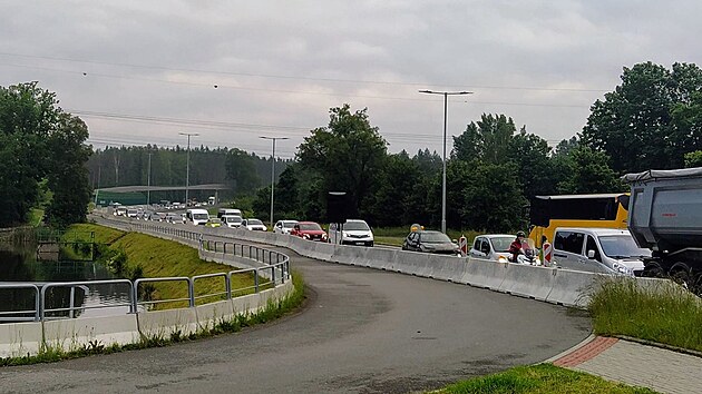 idii si v pondl rno postli v kolon ve smru od Temon do Plzn. V zpadoesk metropoli toti zaala oprava Plask ulice. Snmek byl pozen po est hodin.