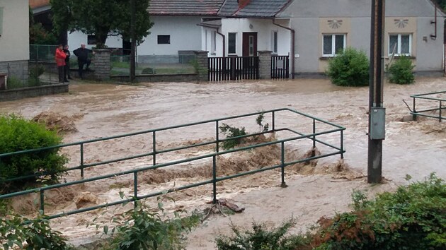 Bleskov povode z okna jednoho ze zaplavench dom.