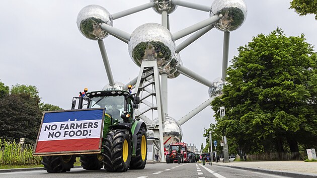 Do blízkosti známého Atomia v Bruselu dorazilo v úterý dopoledne asi pět stovek traktorů. Protestů zemědělců, které oficiálně začínají v poledne, se účastní zejména farmáři z Nizozemska a Belgie, dorazit ale mají i protestující z Polska či Itálie. Informoval o tom belgický deník Le Soir s odvoláním na místní policii. 