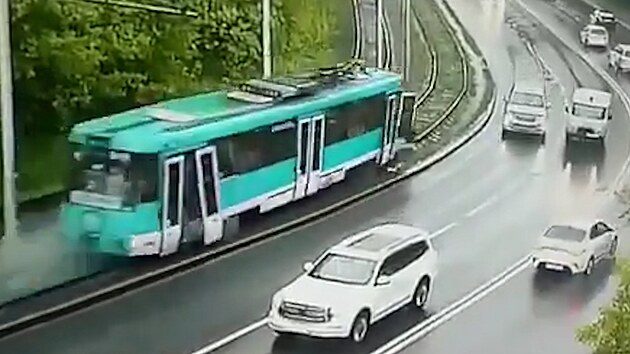 Srka tramvaj v ruskm Kemerovu. Lid za jzdy vyltli ven