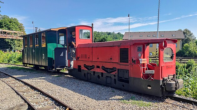 P�vodn� d�ln� stroj DH70 D.1 byl ve Zb��ov� p�estav�n do podoby povrchov� lokomotivy. Na jednom stanovi�ti strojvedouc�ho byla zv��ena podlaha, dosazena nov� budka, p�em�st�n ��dic� pult, rekonstruov�na elektroinstalace a v neposledn� �ad� byl dopln�n vzduchov� brzdi� BP.