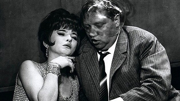 Libu�e �vormov� a Rudolf Hru��nsk� ve filmu Jak se krade mili�n (1967)