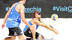 Ji�í Sedlák p�ihrává podání Nizozemc�.